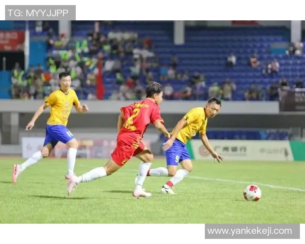 小宇与足球明星共赴绿茵场展开激情对决展现足球魅力与友谊的完美结合